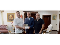 Cumhurbaşkanlığı yayını olarak çıkan “KIBRIS ‘Avrupa’nın Aile Kavgası’”, Cumhurbaşkanı Tatar’a takdim edildi