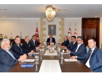 Cumhurbaşkanlığı’nda saat 10:15’te başlayan toplantı sonrası hükümet ve muhalefet partilerinin basın açıklaması yapması bekleniyor.