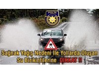 İskele-Boğaz mevkiinde, aşırı yağış nedeniyle yolda su birikintileri oluştu ,görüş mesafesi azaldı