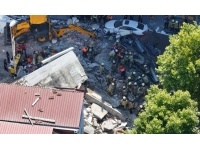 Küçükçekmece’de bina çöktü: Enkaz altında kalanlar var