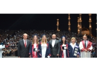 Cumhurbaşkanı Tatar’ın katılımıyla YDÜ’de, 7 fakülteden 942 öğrenci diplomalarını aldı