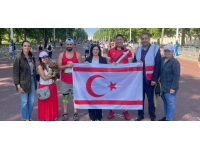 İngiltere’de yaşayan iki Kıbrıslı Türk koşucu, “Ada’da Barışın 50. yılı” sloganıyla koştu
