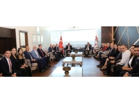 Erhürman, Özel ve beraberindeki heyeti karşıladı