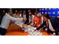 UBP Kurultayı’nda oy sayımı başladı..İlk 500 oya göre Üstel 322 oy ile önde