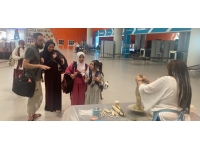 Ercan’da yolcular sanatçı Cankat ile çamurdan heykeller yaptı