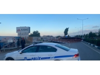 Sürücüler dikkat! Alsancak-Girne çevreyolunda bir iş yerinin çatısı yola uçtu!