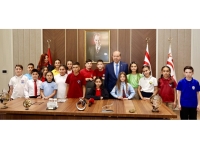Cumhurbaşkanı Tatar, görevini 9 Eylül İlkokulu öğrencisi Melin Kunt’a devretti