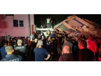Depremde yıkılan binadaki 4 vatandaş kurtarıldı