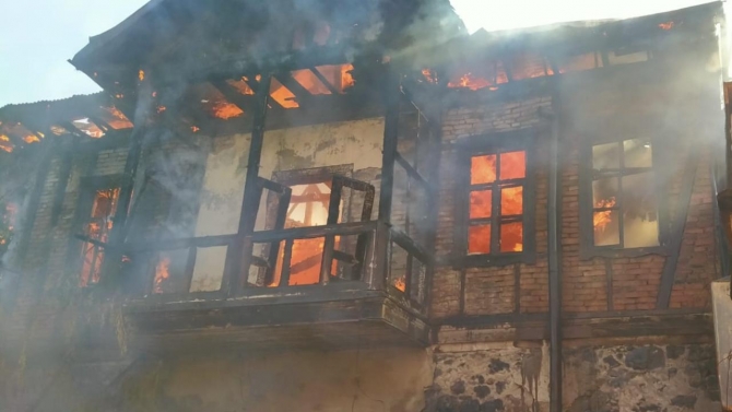 Kars'ta tarihi binada aynı gün iki kez yangın çıktı