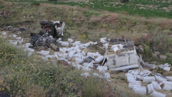 Kayseri'de devrilen kamyon paramparça oldu: 3 ölü