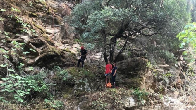 Uçurumda mahsur kalan genci itfaiye ekipleri kurtardı