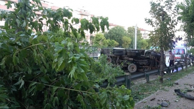 Kontrolden çıkan kamyonet ağaçları yerinden söktü: 2 yaralı