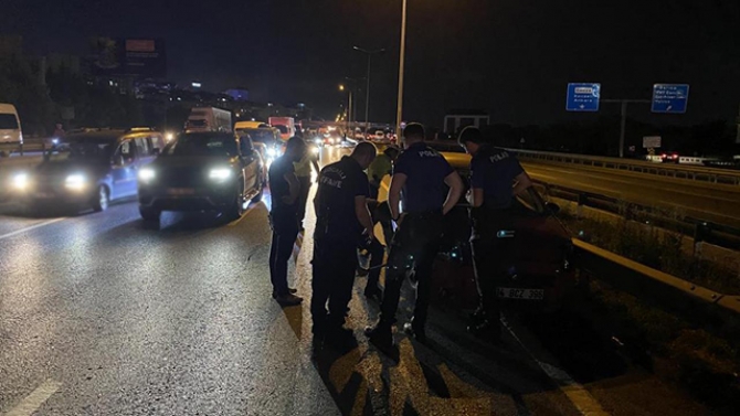 Kocaeli D-100 karayolunda iki araç çarpıştı: Uzun araç kuyrukları oluştu