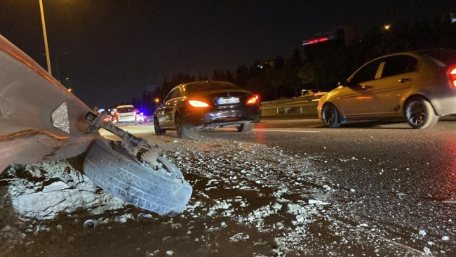 Kocaeli D-100 karayolunda iki araç çarpıştı: Uzun araç kuyrukları oluştu