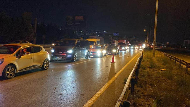 Kocaeli D-100 karayolunda iki araç çarpıştı: Uzun araç kuyrukları oluştu