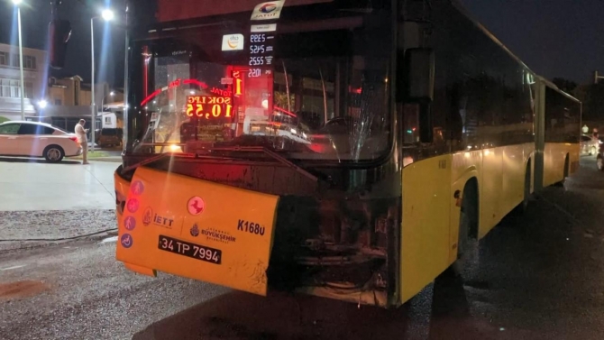 Arnavutköy'de İETT otobüsü 2 araca çarptı: Hamile kadın yaralandı