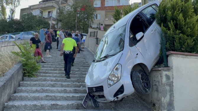 Kocaeli'de otomobil bahçe duvarına asılı kaldı
