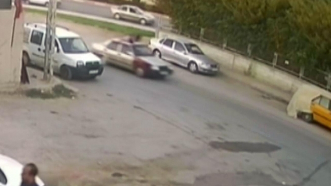 Husumetlisine çarpıp 300 metre arabanın tavanında sürükledi