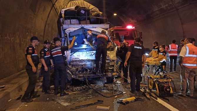 Bolu Dağı Tüneli'nde zincirleme kaza: 3 tır ve 1 kamyonet birbirine girdi