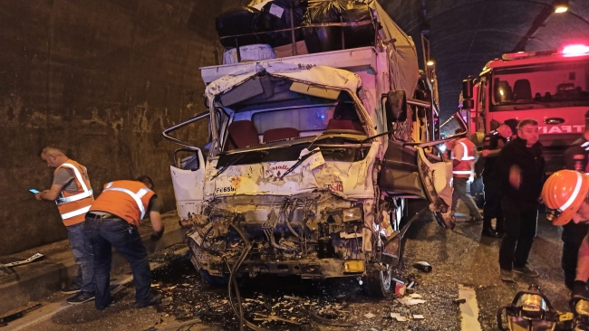 Bolu Dağı Tüneli'nde zincirleme kaza: 3 tır ve 1 kamyonet birbirine girdi
