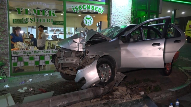 Kontrolden çıkan otomobil aydınlatma direğini devirdi