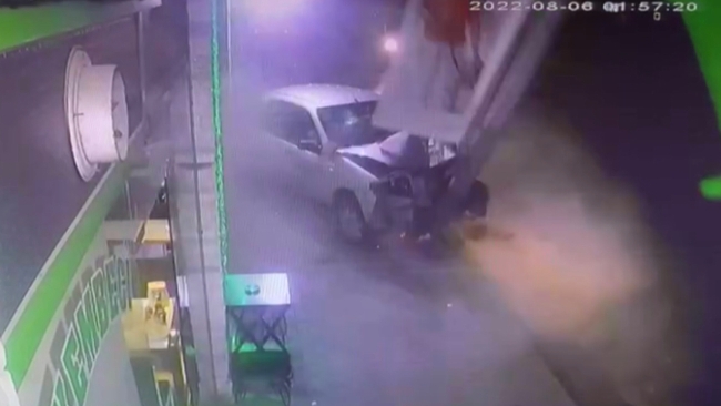 Kontrolden çıkan otomobil aydınlatma direğini devirdi