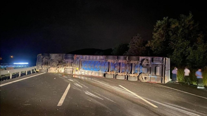 TEM'de tır devrildi, yol trafiğe kapatıldı
