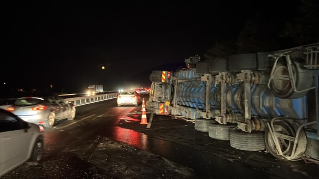 TEM'de tır devrildi, yol trafiğe kapatıldı