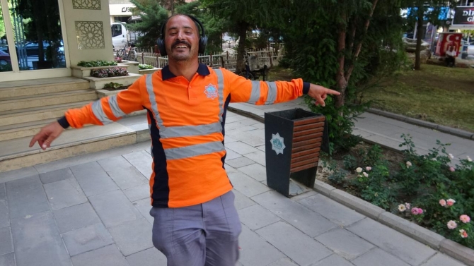 Temizlik görevlisinin eğlenceli dansı