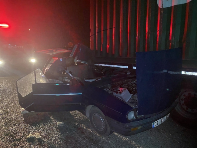 Adana'da otomobil tıra çarptı: 1 ölü, 4 yaralı