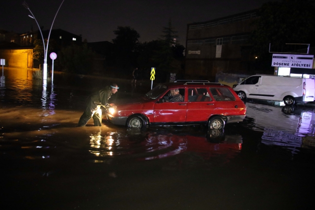 Yaz yağmuru bazı illerde sel ve heyelana neden oldu
