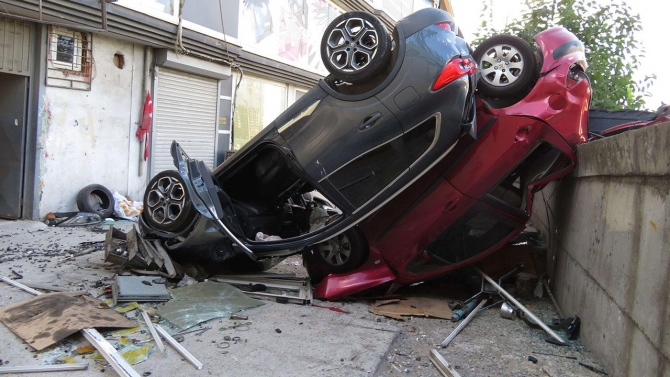Viteste unuttuğu aracıyla ikinci kattan düştü