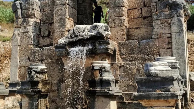 Perge Antik Kenti'ndeki çeşmeden 1800 yıl sonra yeniden su aktı