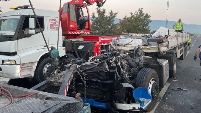 Tırın kabini koptu, sürücü hafif yaralandı