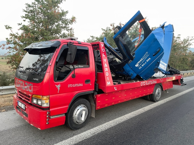 Tırın kabini koptu, sürücü hafif yaralandı