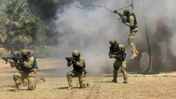 Amfibi Hücum Timleri karada ve suda düşmana korku salıyor