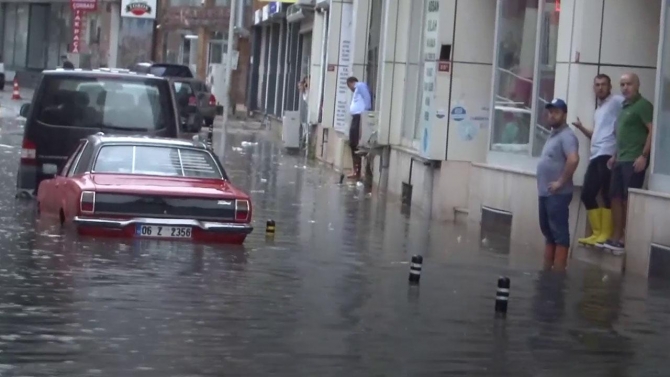 Silivri'de yollar göle döndü, araçlar suya gömüldü