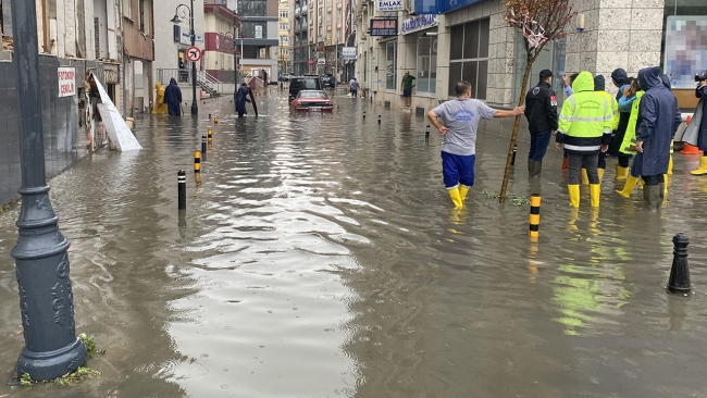 Silivri'de yollar göle döndü, araçlar suya gömüldü