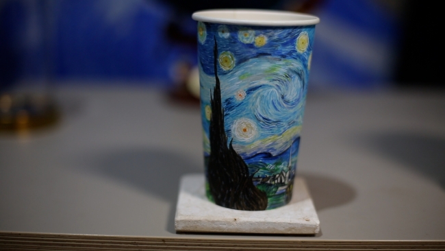 Bardaklarıyla dünyayı gezen sanatçı