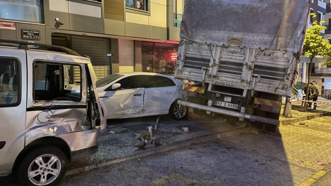 Freni arızalanan kamyon park halindeki araçlara çarptı