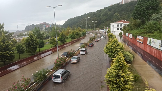 Zonguldak'ta sahil yolu sular altında