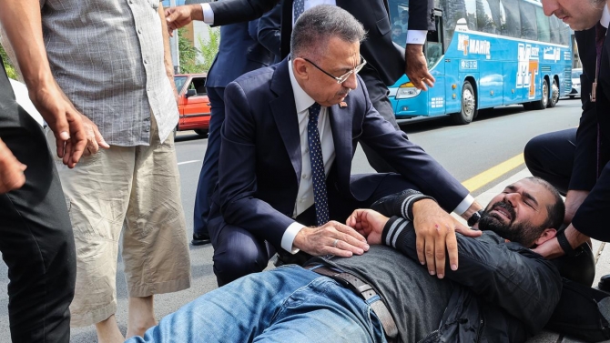 Cumhurbaşkanı Yardımcısı Oktay, kazazede kuryeye yardım etti