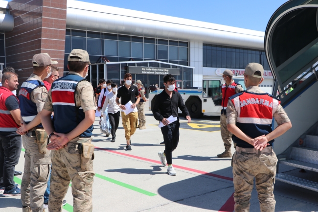 Afganistan uyruklu 136 düzensiz göçmen ülkelerine gönderildi