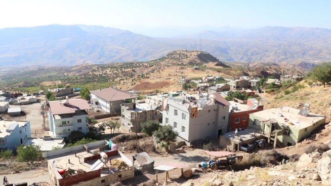 Yer altından ses geldiğini söyleyen köylüler panik yaşadı