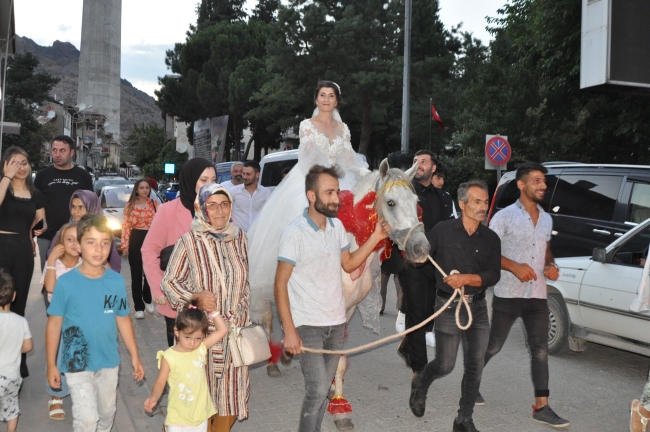 Düğününe at üzerinde giderek çocukluk hayalini gerçekleştirdi