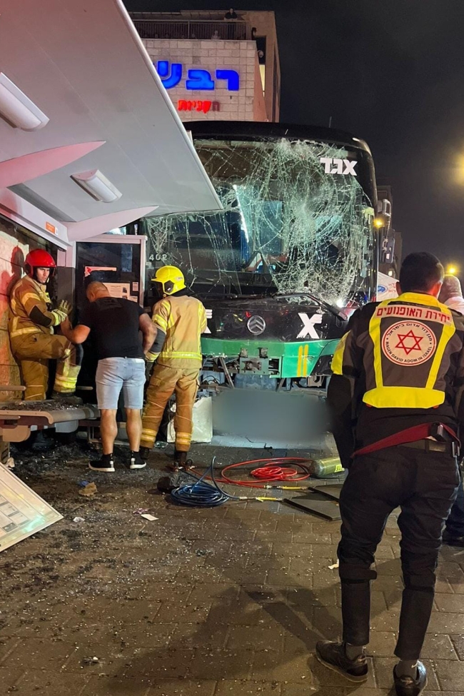 Kudüs'te kontrolü kaybeden otobüs durağa daldı: 3 ölü