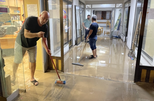 Artvin'de sağanak baskınlara neden oldu