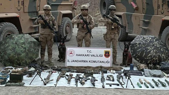 Hakkari kırsalında silah ve mühimmat ele geçirildi