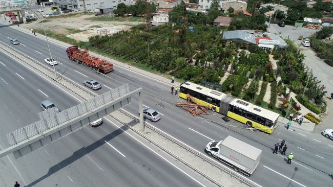 Kamyondan düşen demirler İETT otobüsüne saplandı: İlk belirlemelere göre 5 kişi yaralandı