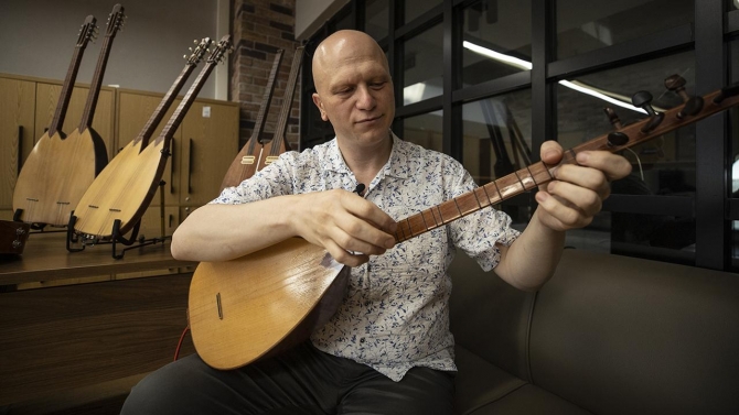 Farklı türlerdeki eserleri uyarladığı bağlamayı dünyayla buluşturuyor